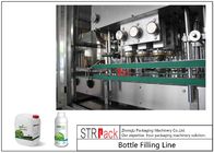 Linha líquida do engarrafamento com a máquina tampando da garrafa e a máquina de etiquetas lateral dobro